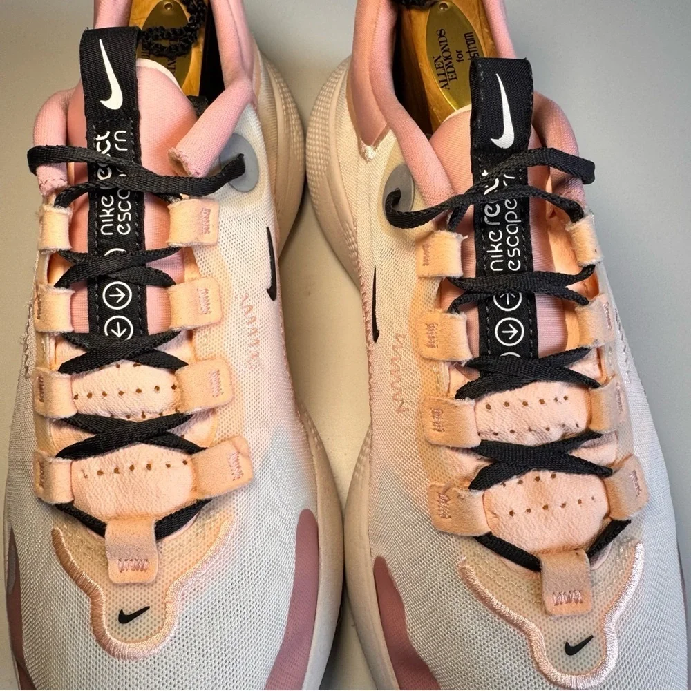 NIKE RUNNING SHOE REACT ESCAPE RUN - SAIL/DARK SMOKE GREY/PINK WOMEN